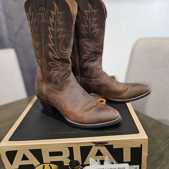 Ladies Distressed Ariat Heritage Cowboy Boots - Picture 2 of 7